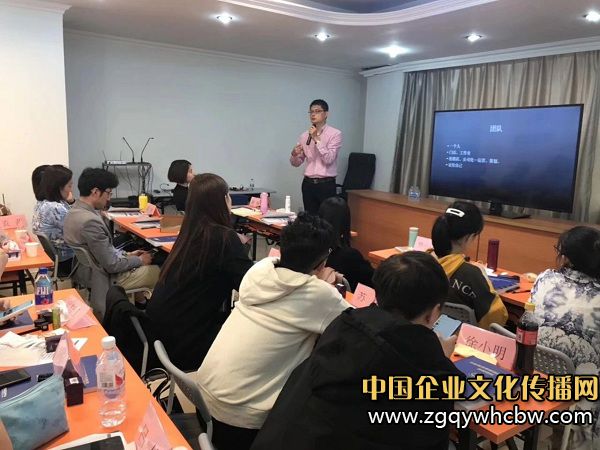 陳佳成回到課堂上分享從業(yè)經(jīng)驗.jpg