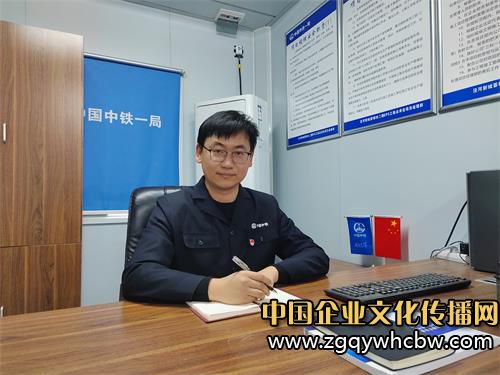 在項目部工作的薛寬.jpg