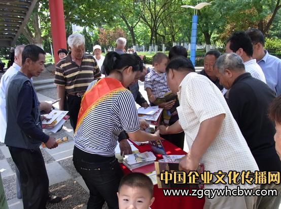 天津富泉走進東麗廣場<a href=http://www.fenghenever.com/ target=_blank class=infotextkey>宣傳</a>中國<a href=http://www.tjfuquan.com/ target=_blank class=infotextkey>金幣</a>知識.JPG